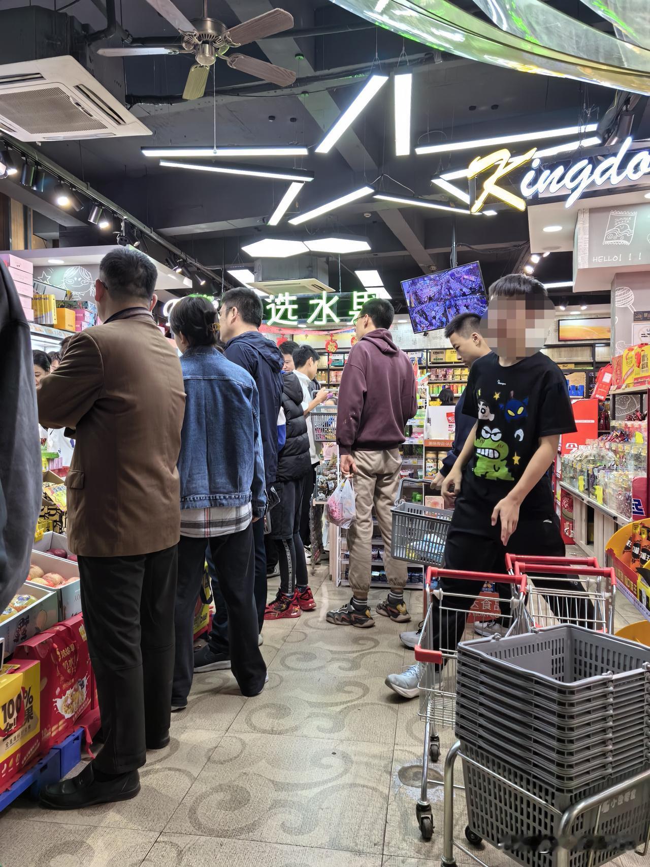 秋游经济

昨晚路过小区旁边的便利店，一时被店内的热闹景象惊呆了。只见一二十个半