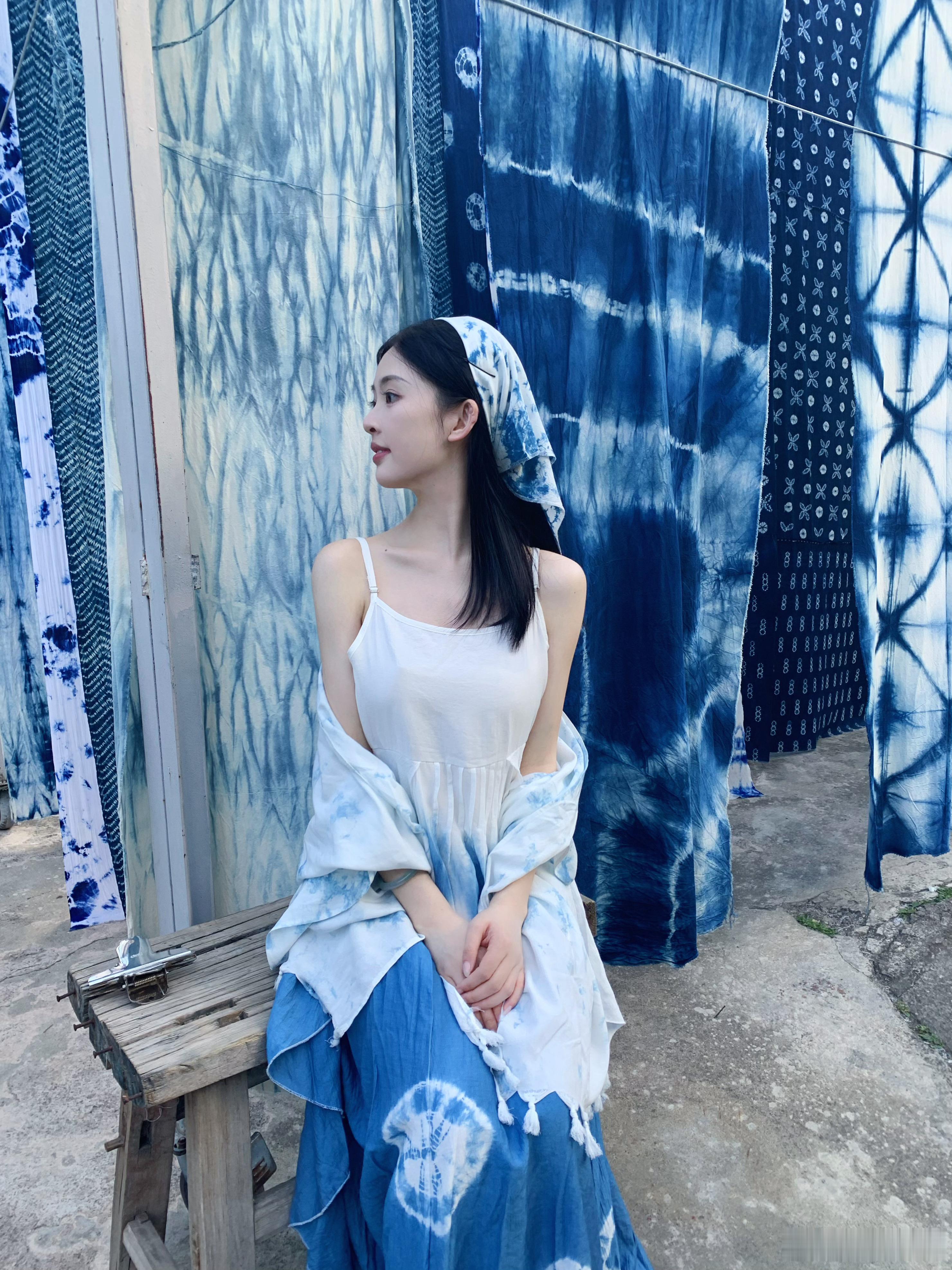 穿颖姐同款扎染写真  大家记得今晚6点在爱奇艺收看在人间！都给我支持颖姐新剧 赵