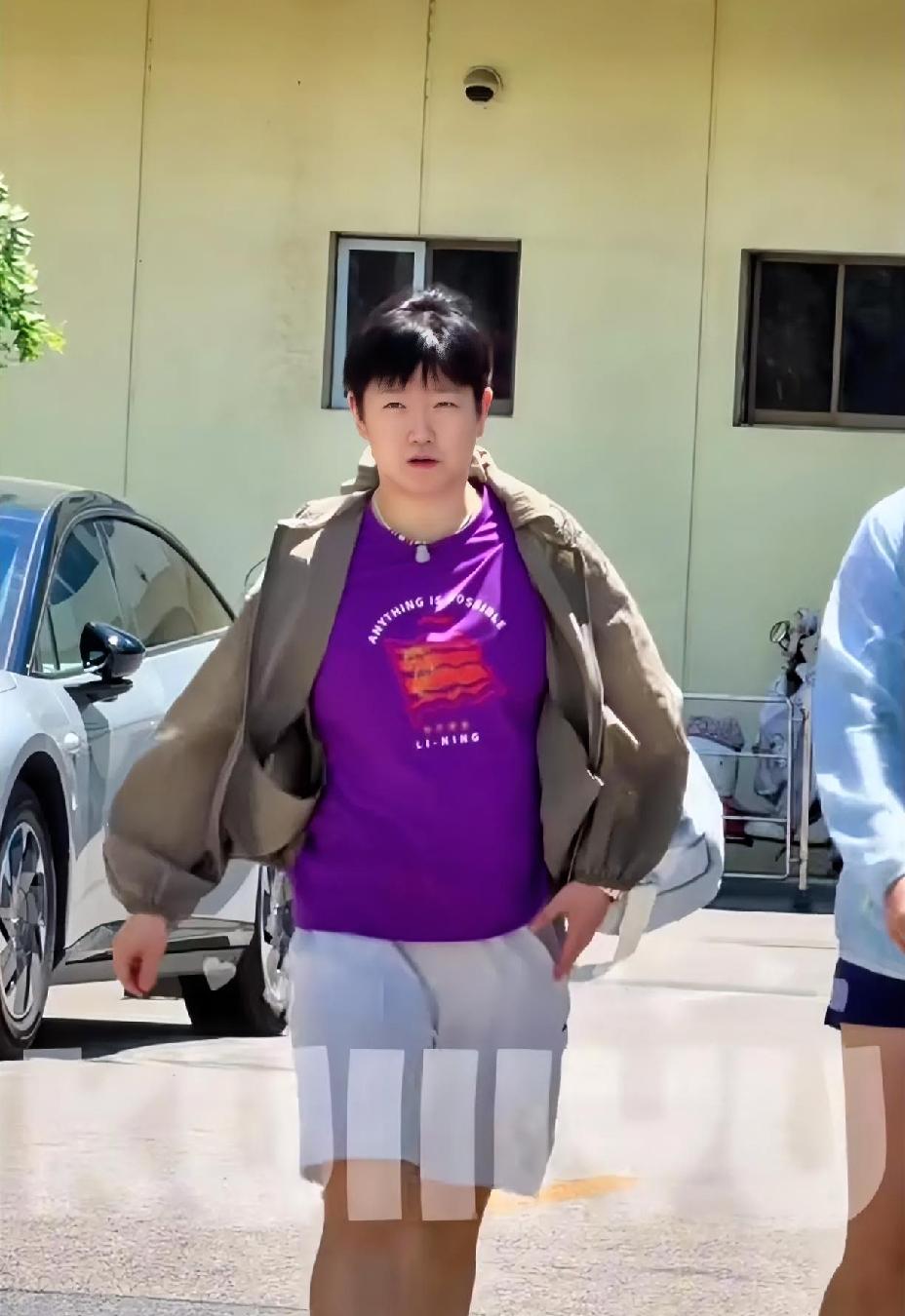 莎莎正面向我们走来，
近距离的莎莎更可爱了，
终于看到落地人参果了，
心情瞬间好