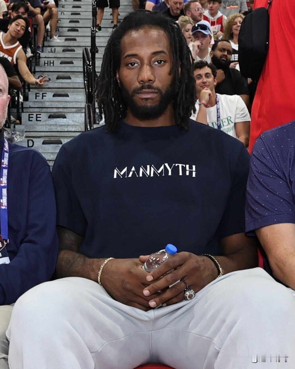 看看谁来现场观看NBA夏季联赛快船队的比赛，表情严肃的小卡和放松微笑的小卡，给人