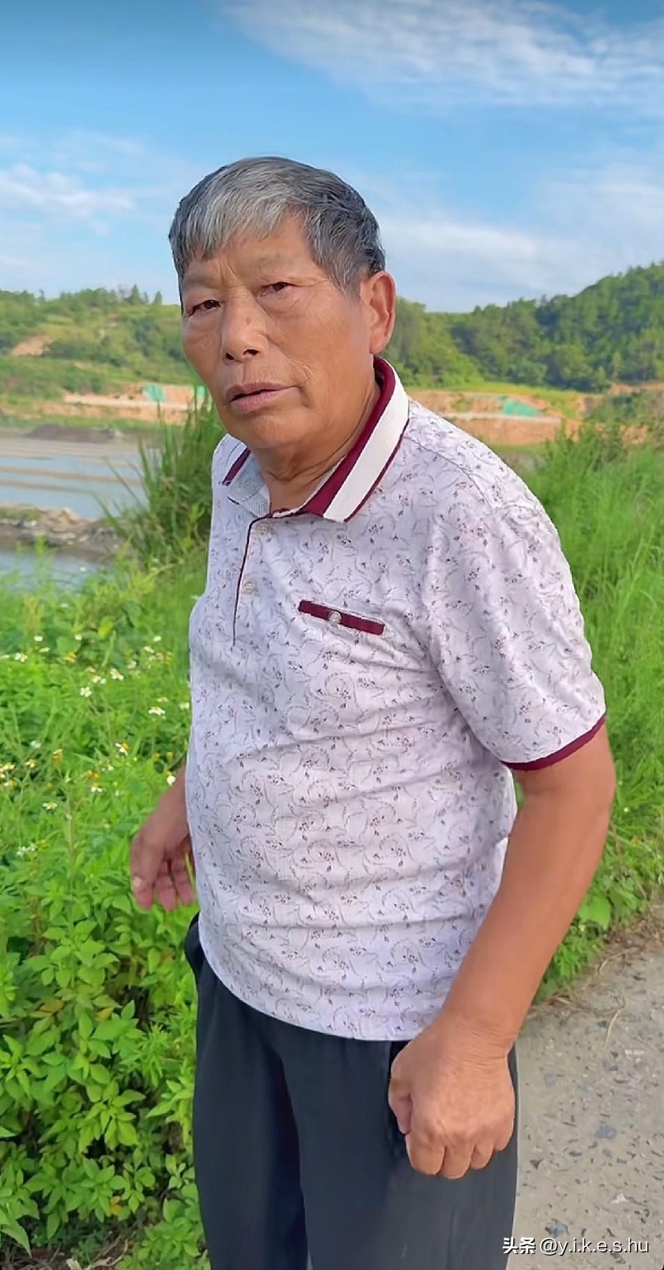 树兰出趟远门衣服都不带，七八天了都是穿同一件衣服，妮娃的衣服也是现买的