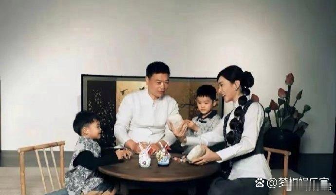 李思思大方分享全家福，首次将丈夫的照片公之于众，一家四口洋溢着满满的甜蜜与温馨。