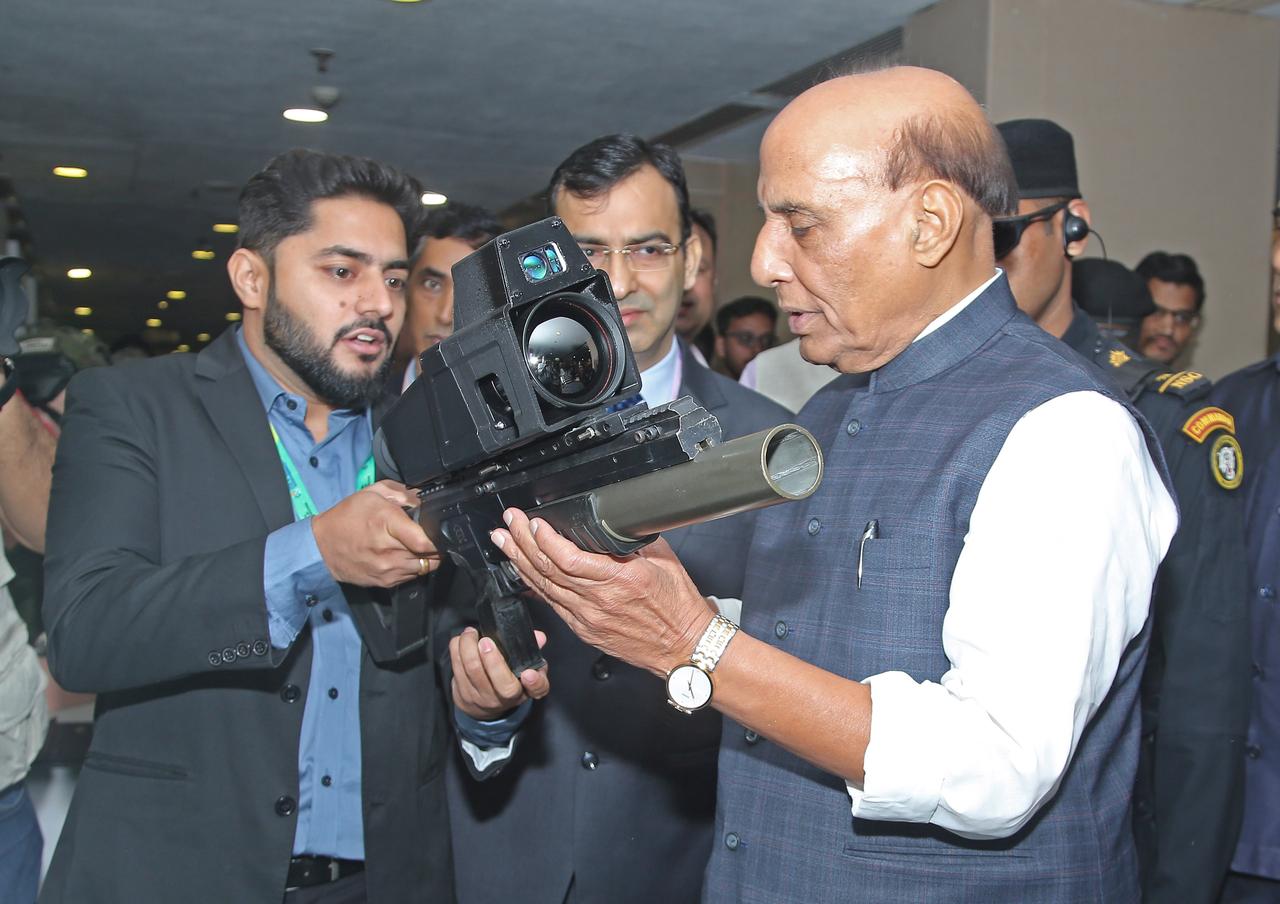 这有些太夸张，印度ARDE 榴弹发射器 带的火控光学系统，个头太大