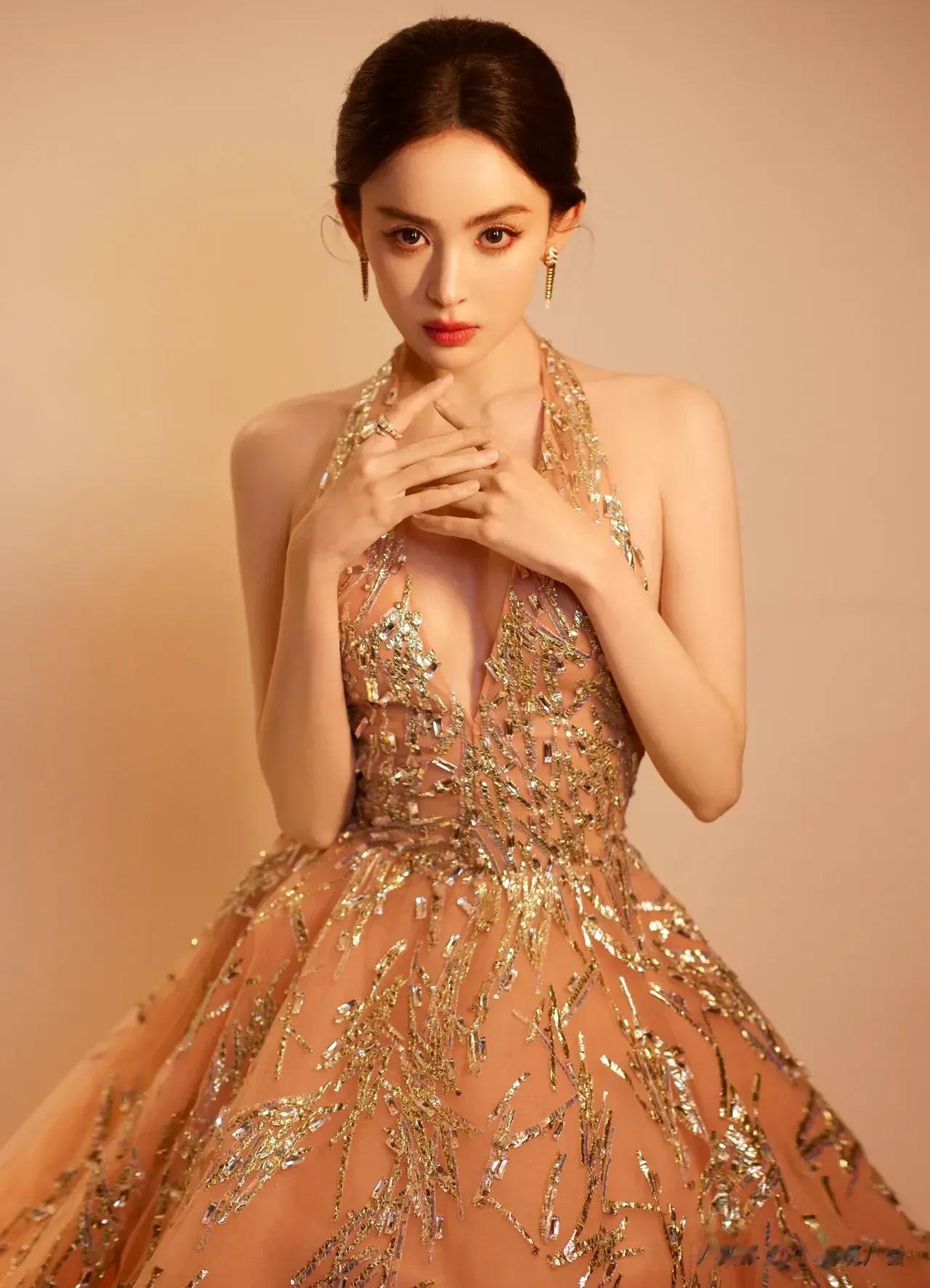 娜扎的身材和颜值都是无可挑剔的，感觉她是几个新疆女明星中最漂亮的一个。