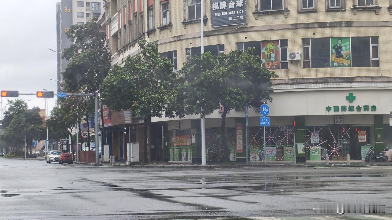 今天的佛山，整个城市都安静了下来，平常劳累的人们，享受着这暴风雨来临前的宁静与惬