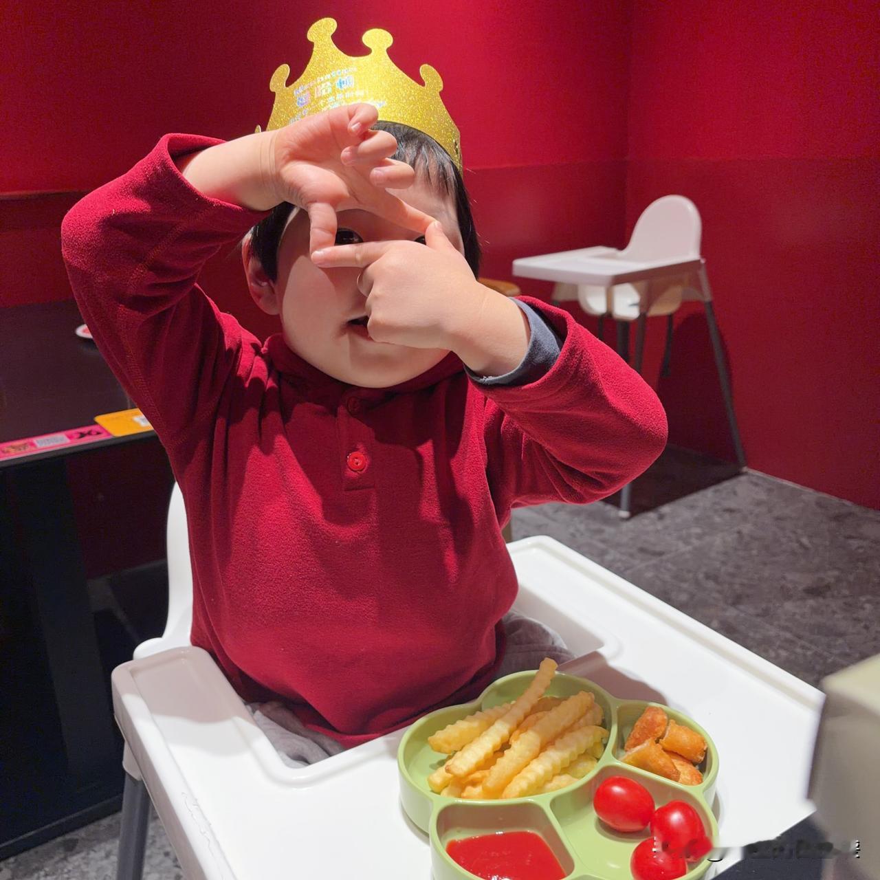 雪宝3周岁生日这天入账8000块。

孩子一过生日，最上心的就是两边老人，晚上一