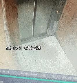 电梯惊魂啊！大妈这一刀，是真的无知还是侥幸心理？
真有人拿电梯当自家房门啊？
刀