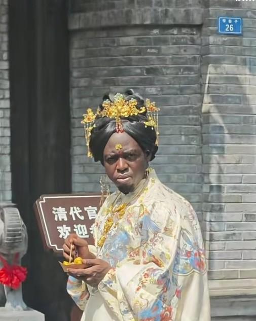 家人们谁懂啊！这“乌漆嘛黑氏”的姓氏够独特吧，还有那“咖妃”的称号，一听就自带气