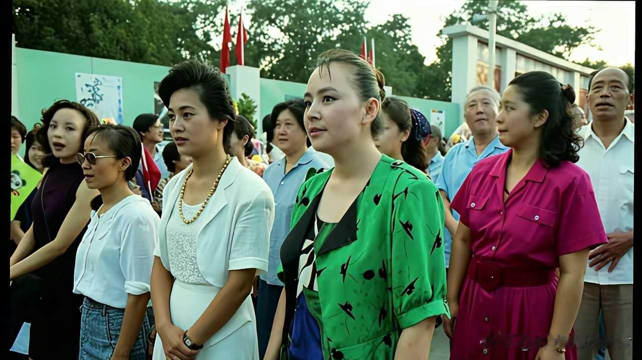 她不是犹太人，她就是中国人，年轻时候的宋丹丹真的好漂亮，但是确实长得不像汉族人，