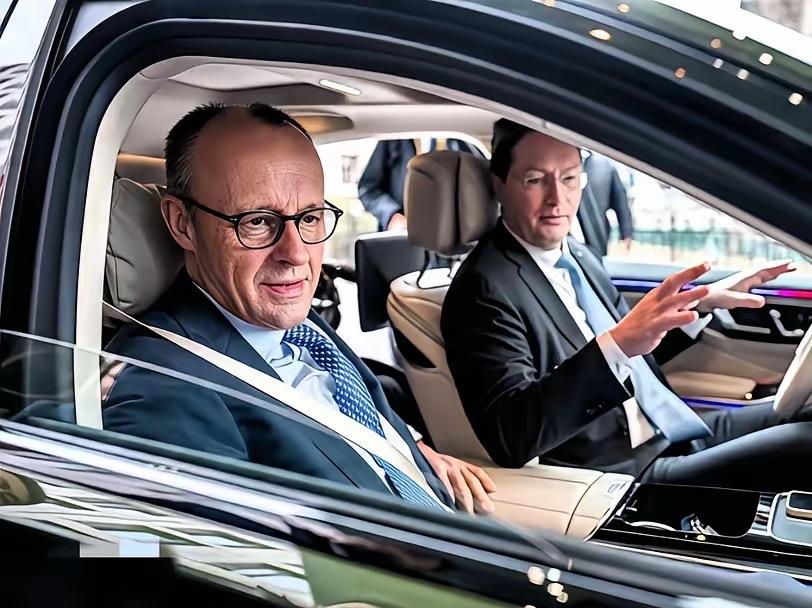 2月26日，德国总理默茨在北京参观了梅赛德斯-奔驰后，突然失去了“自信”。因为当