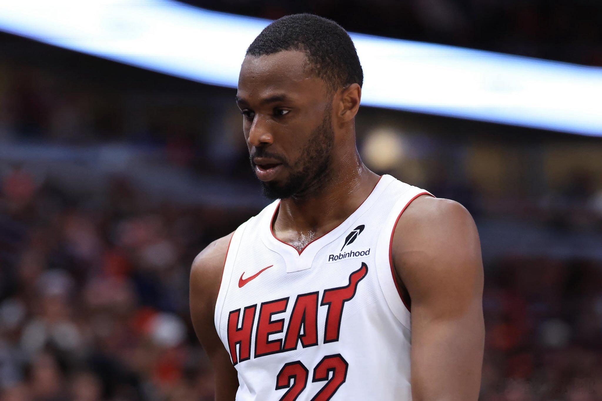 据BrettSiegelNBA报道，热火并没有积极兜售维金斯，他很可能会继续留在