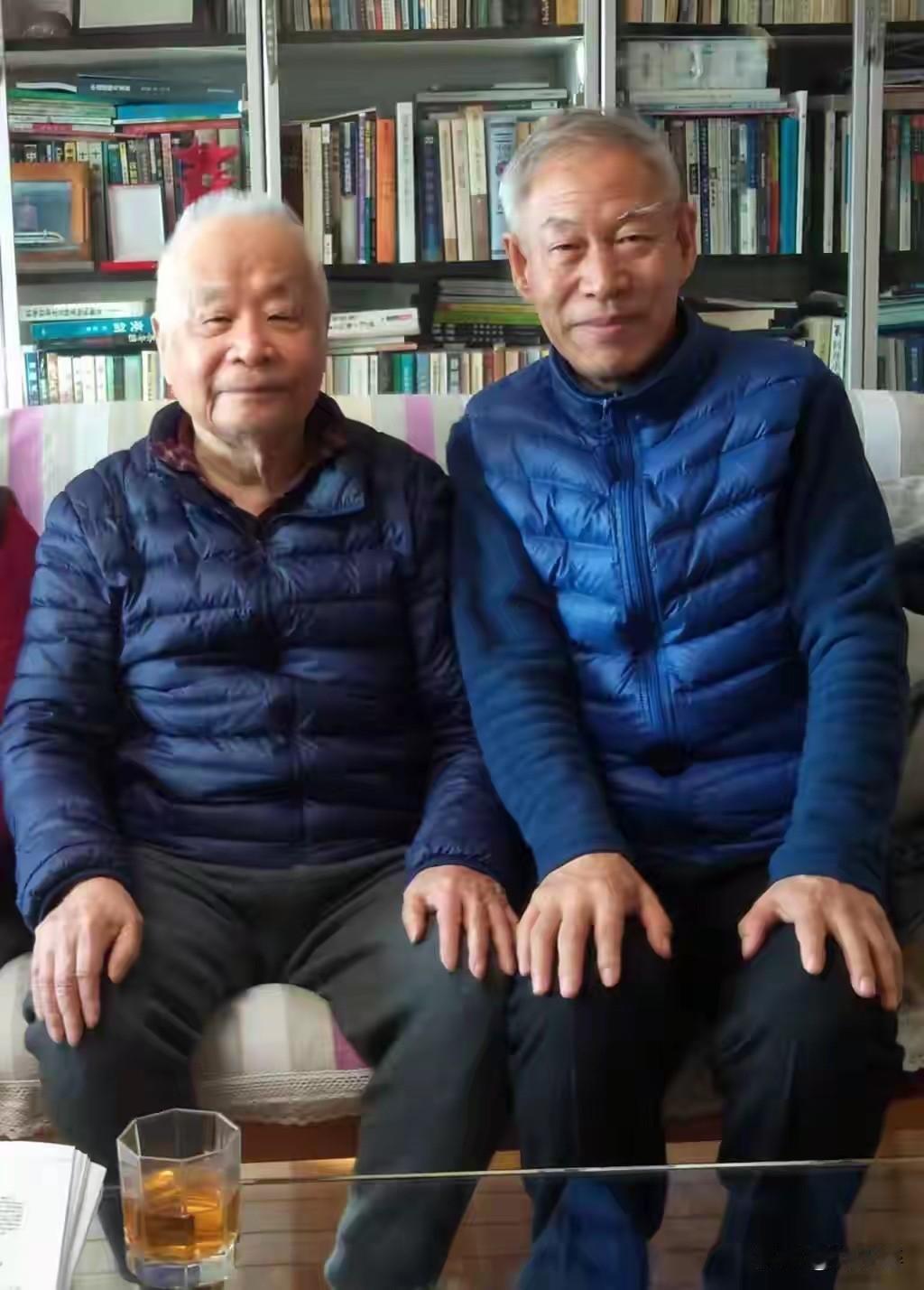 忘年之交！一个院士，一个医学博士。这对忘年之交情谊深厚。
何老书房里的场景很有画