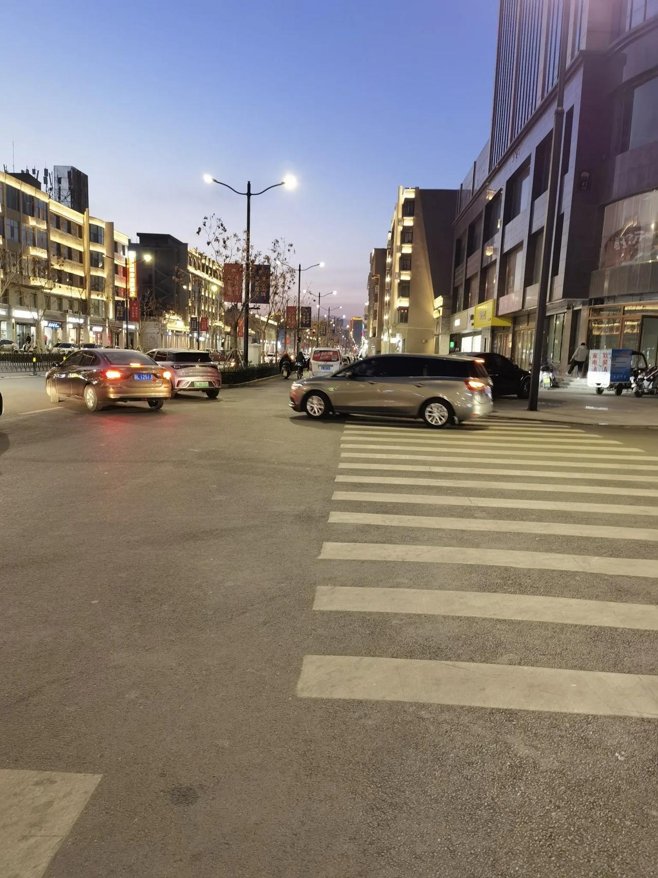 记得有次我说，看看这城市的万家灯火，都不知道哪盏灯为自己而亮。朋友说，你可以出门