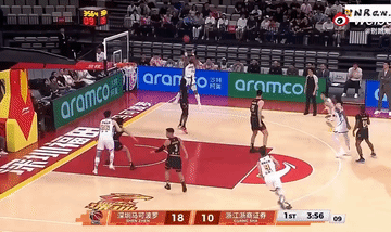 王浩然这个摘篮板+一传快攻真漂亮！
首先抢篮板意识非常好，把胡金秋死死卡在身后。