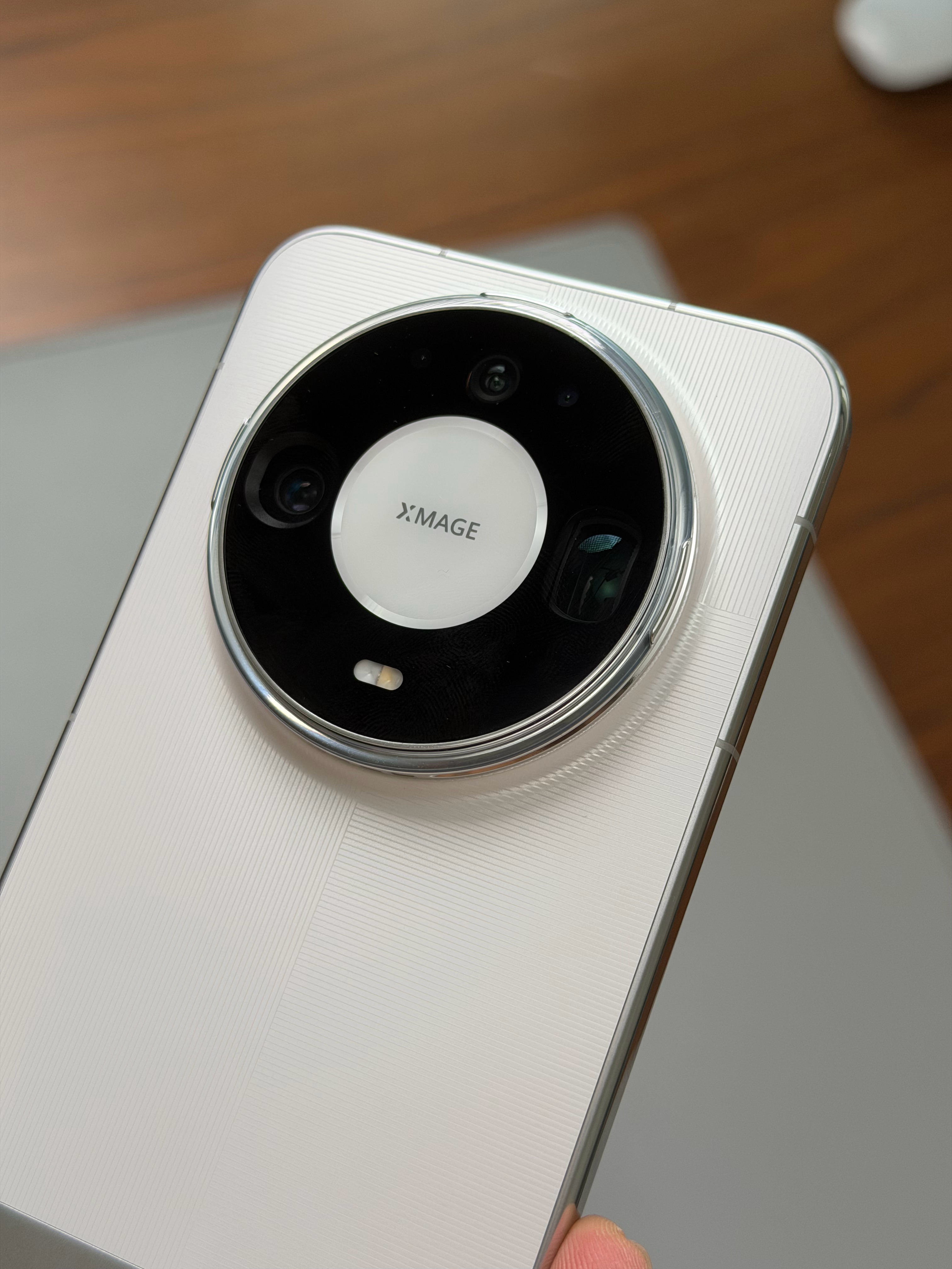顶吗兄弟们？ 华为Mate 90 Pro Max典藏版～这次后背工艺质感纹路很强
