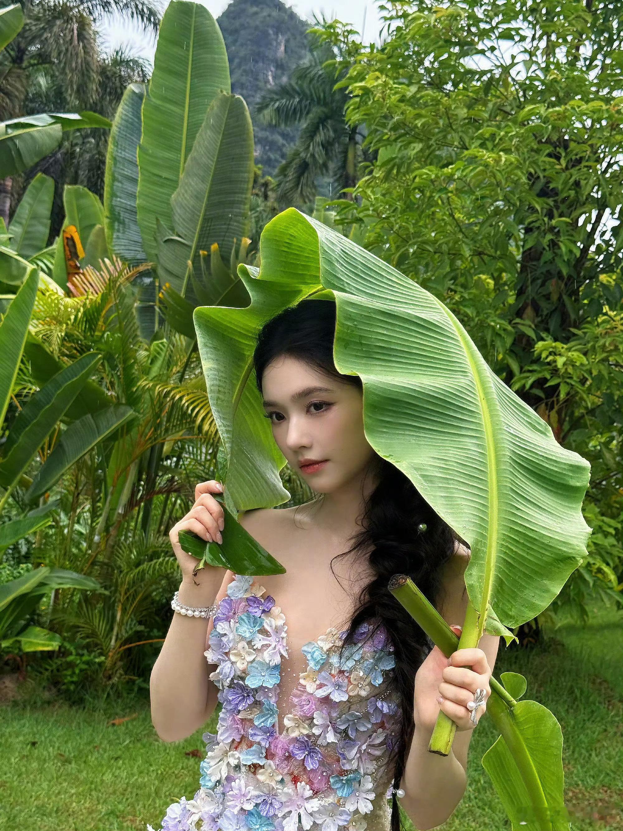 全广西都在偶遇林允在广西偶遇林允同看烟花夜色烟火遇上林允，广西偶遇现场太美好。一
