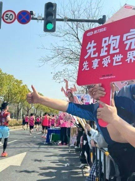 这届马拉松应援好抽象仿佛把这场马拉松比赛比喻成了一场与风起舞的疯狂派对，选手们都