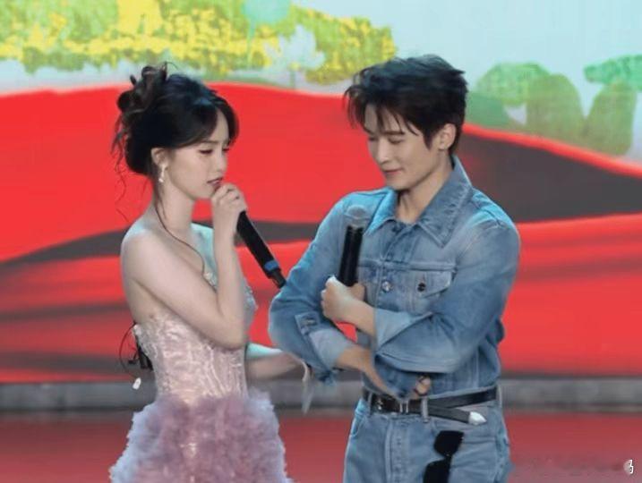 作为新生代演员，柯颖近年从短剧领域逐渐转向长剧制作，现在主持人还做的这么到位，事