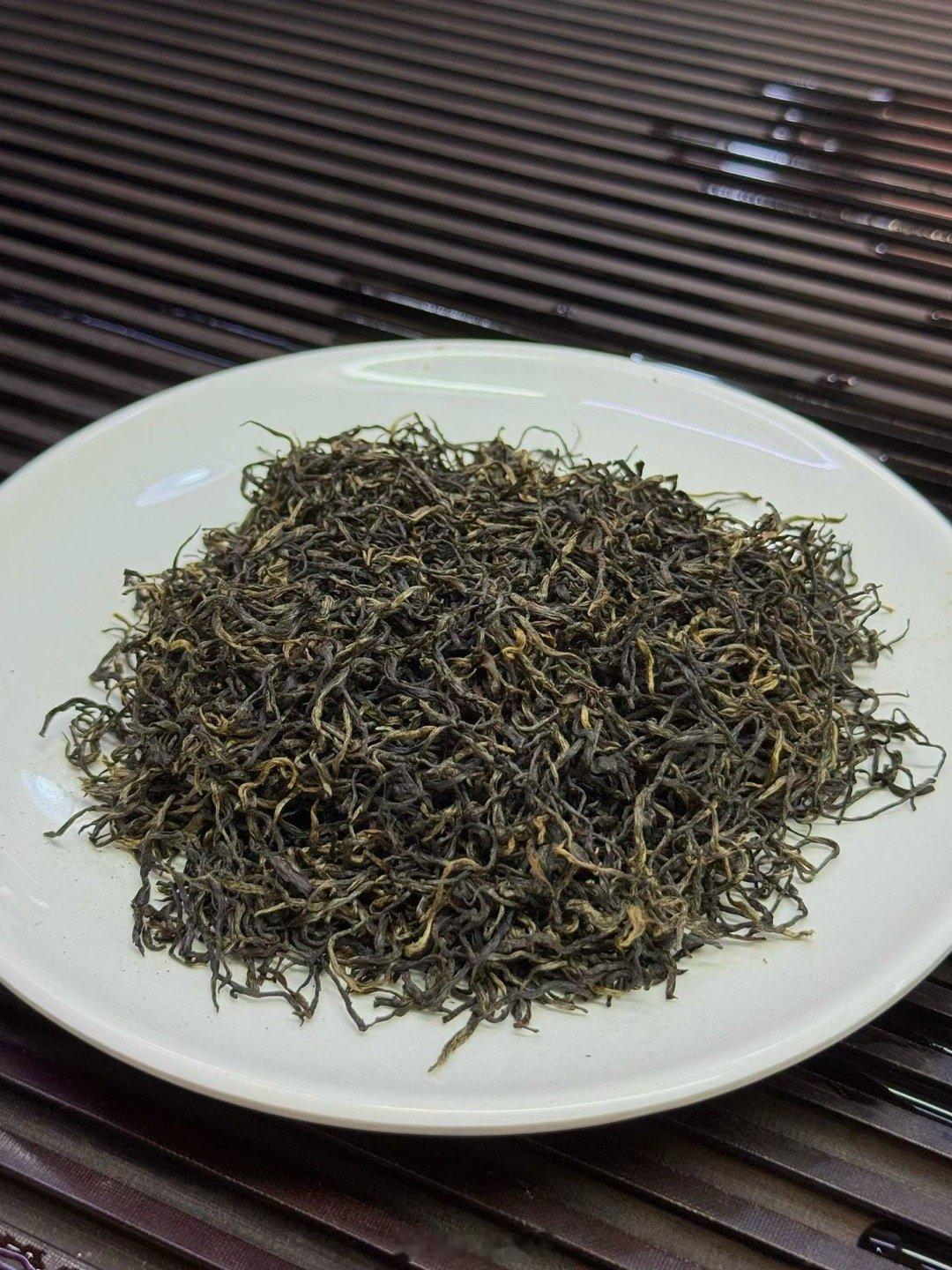 人不能太清醒，不然，看什么都差点意思，到了一定的年龄，要允许真心和假意并存！ 