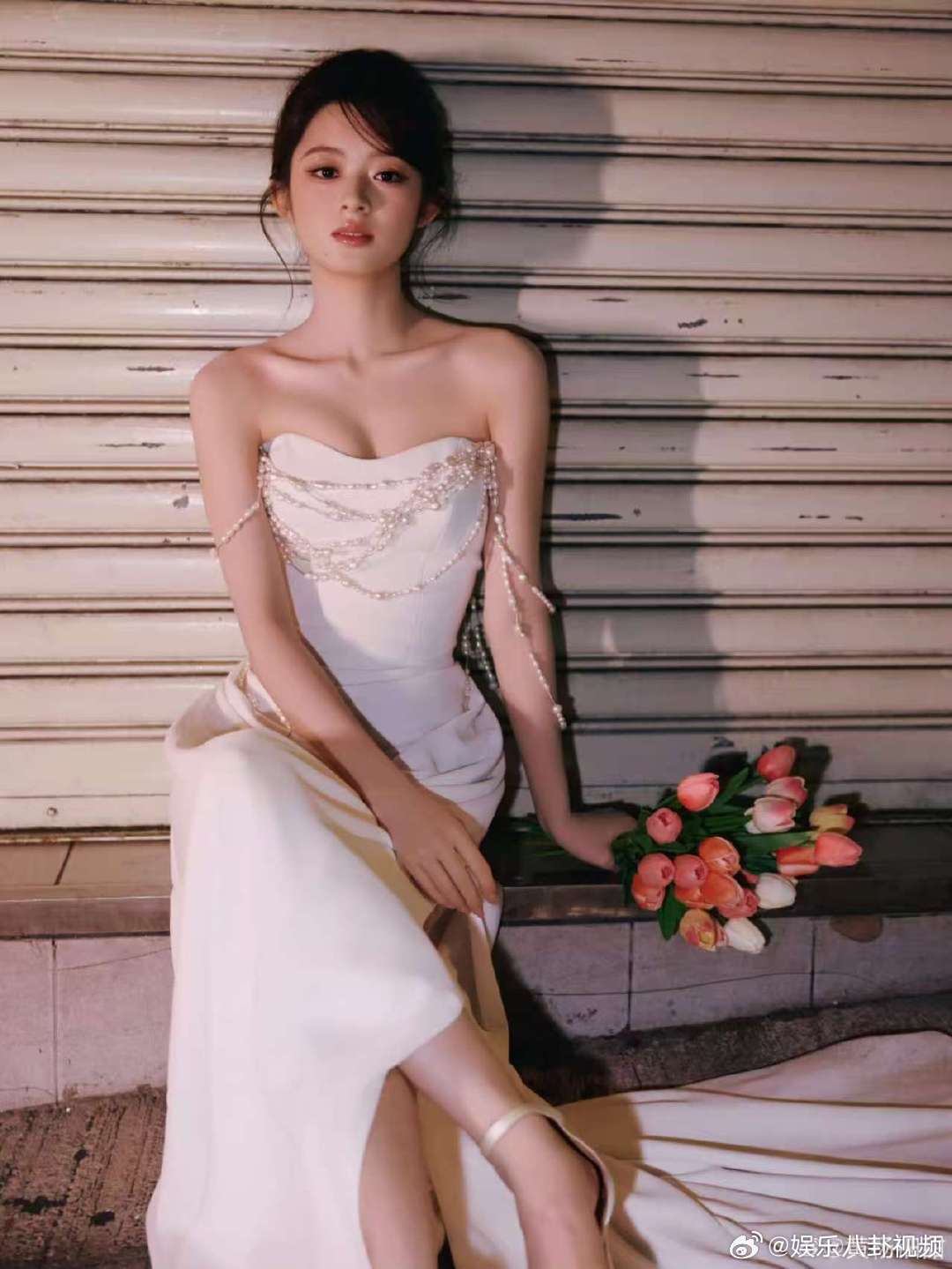 黄杨钿甜珍珠抹胸裙黄杨钿甜耀客新剧发布会出图 黄杨钿甜耀客新剧发布会出图啦，白色