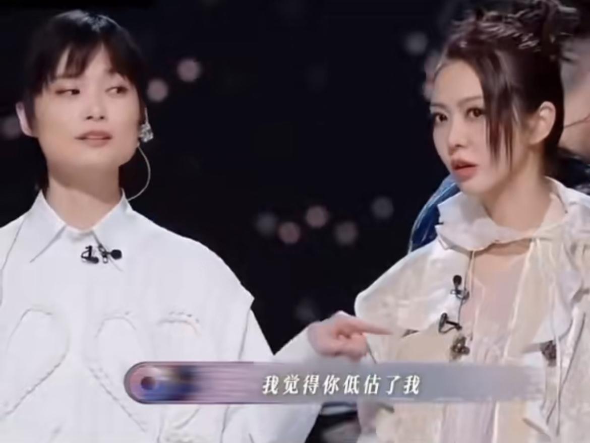 薛凯琪觉得李宇春身高165，李宇春说：我觉得你低估了我。然后两个人幼稚地batt