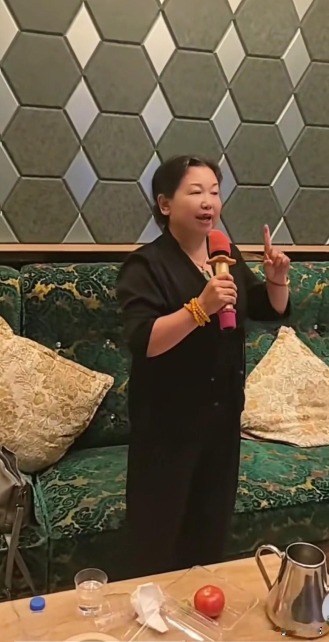 脖子上挂的金项链玉坠，手指戴的金戒指，左胳膊腕金手镯、右胳膊腕串佛珠，真是珠光宝