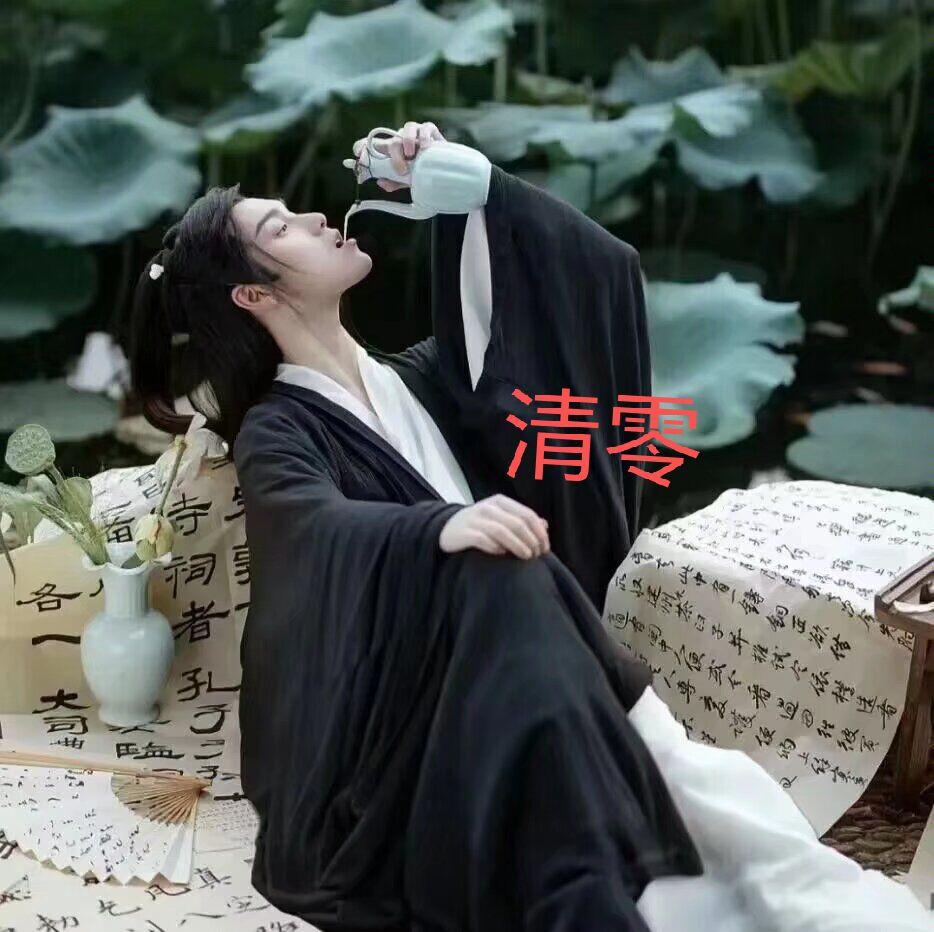 山坡羊·暮秋感怀
旧径苔长，
菊残流荡，
败絮飘处沧桑酿。
暮秋凉，雾尘扬。
华