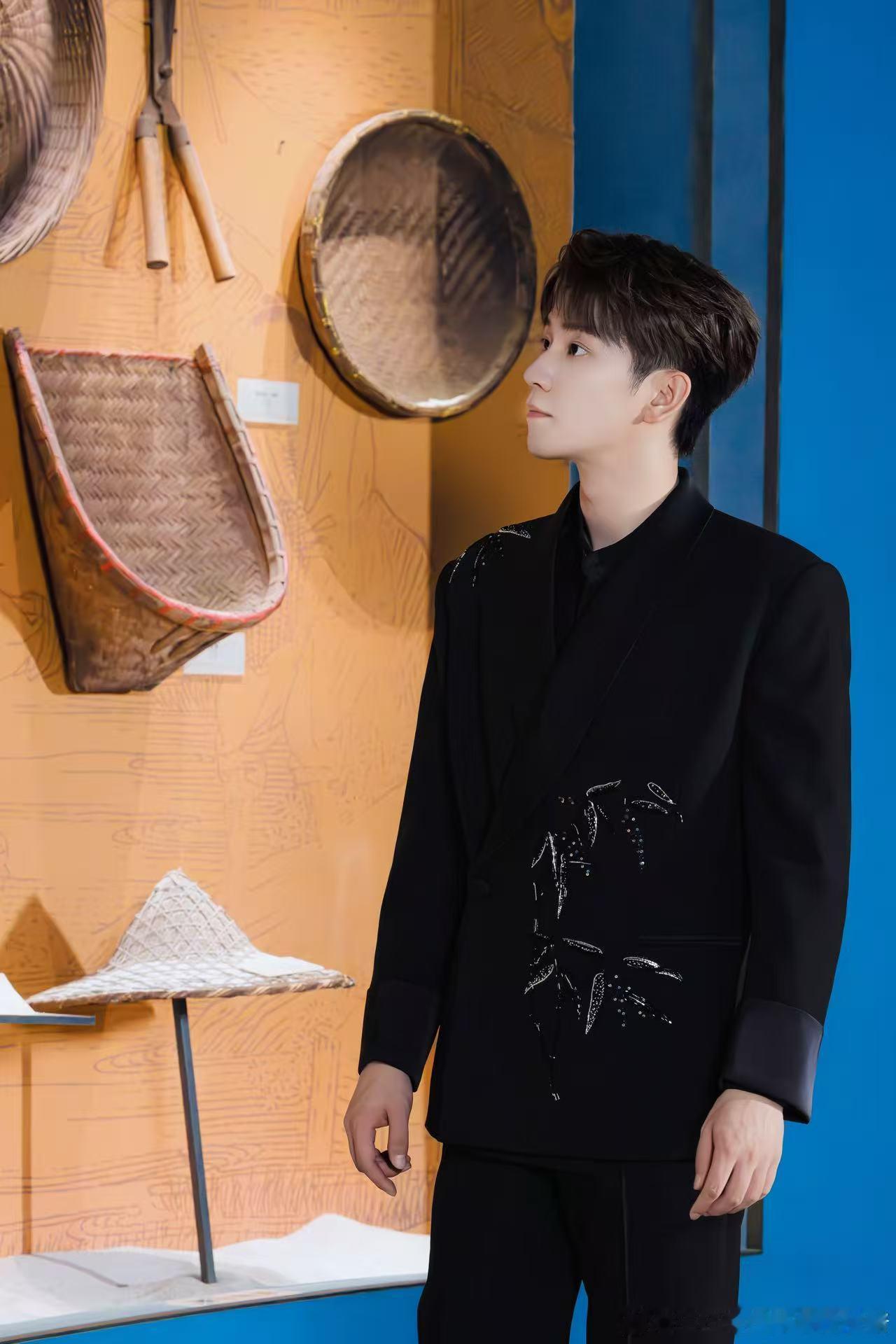 王子奇将烟头丢出车窗外 公众人物还是注意一点，既然道歉了就好好的改进吧王子奇道歉