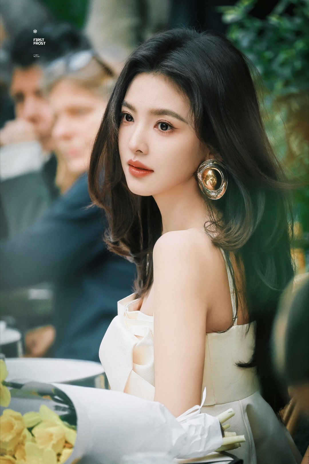 章若楠巴黎美的好权威 章若楠在巴黎的每一刻都在发光，秀场生图里的光影衬得她五官立