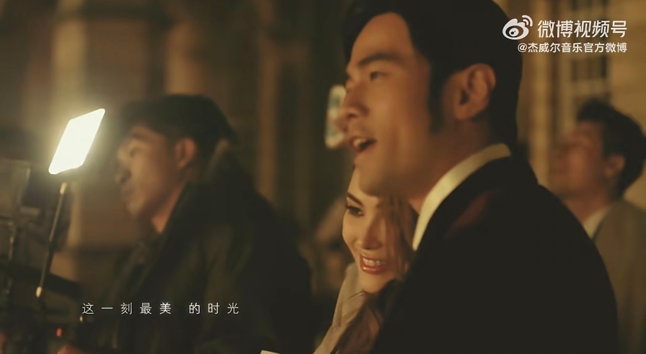 周杰伦白西装昆凌黑羽绒服《I Do》的MV十年前就拍好了，音乐配上这个视频听一下