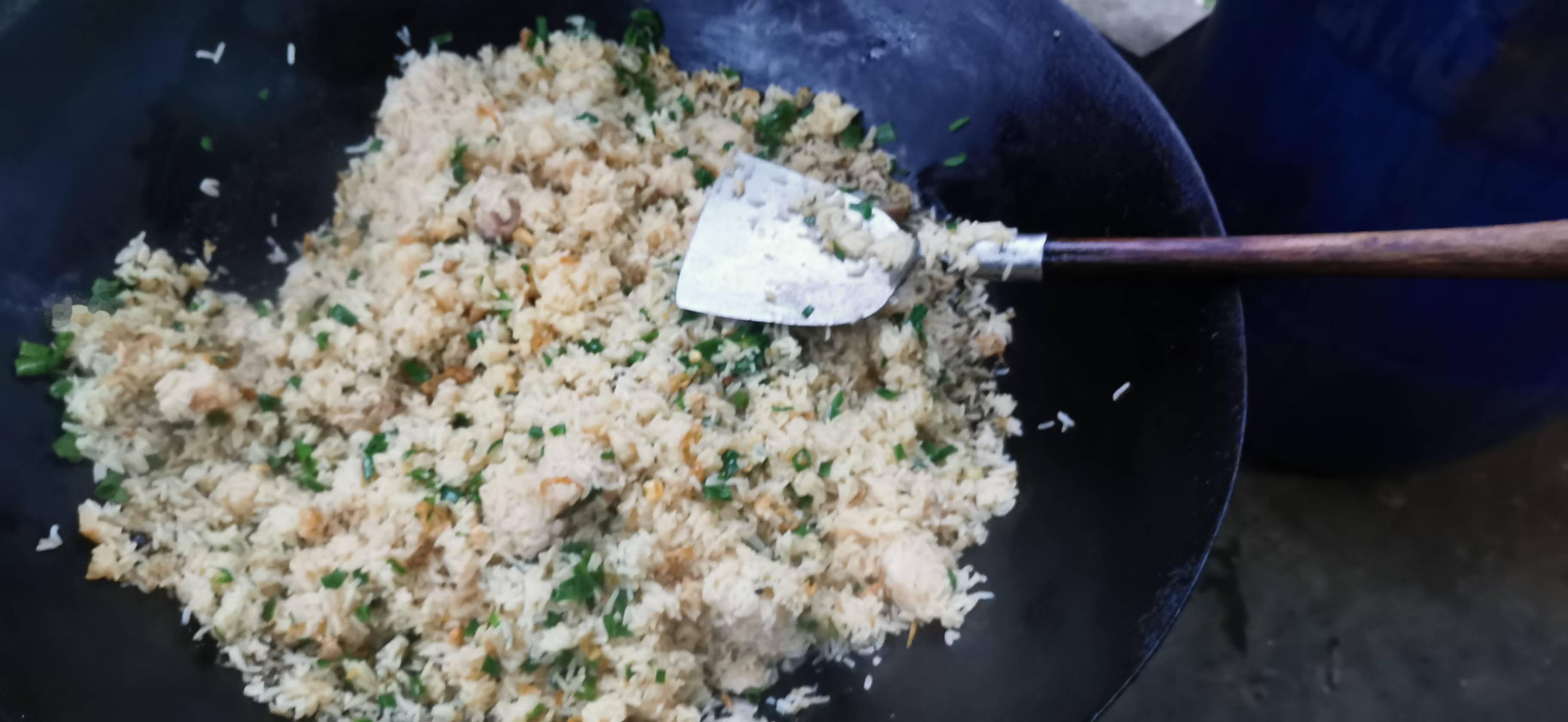 岁月晃眼过，人间年节至，但愿这个春天，门前的花开，芬芳悠然，路上的风起，和煦自在