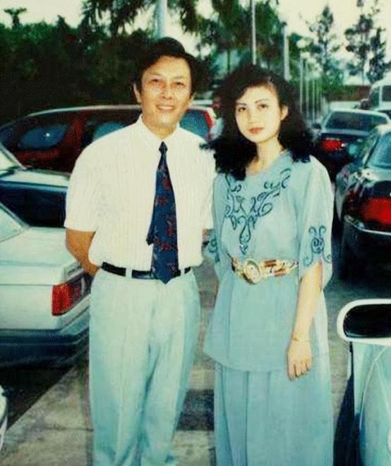 1990年除夕夜，唐国强的妻子洗完澡化完妆，穿上一身新衣，用一根绳子结束了自己的