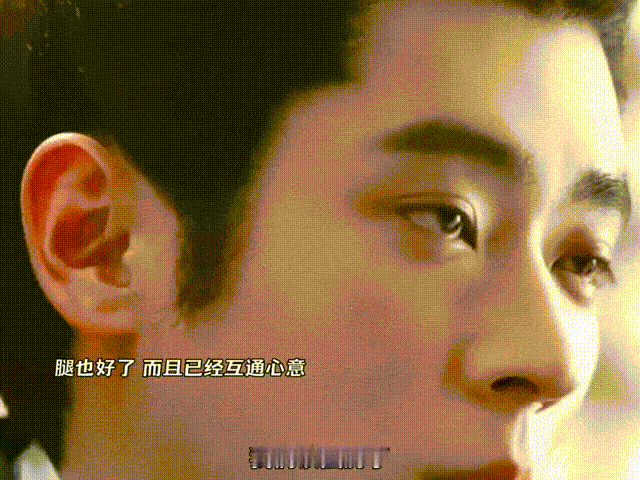 白鹿帮丞磊擦汗完全是下意识的照顾动作，白鹿看见丞磊满头汗就自然抬手，没有半点刻意