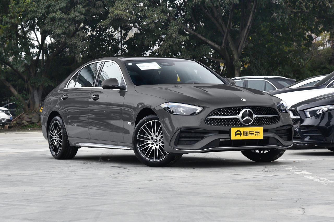 奔驰C260L运动版落地价格在26万左右，值得入手吗？
前几年价格固守在30万以