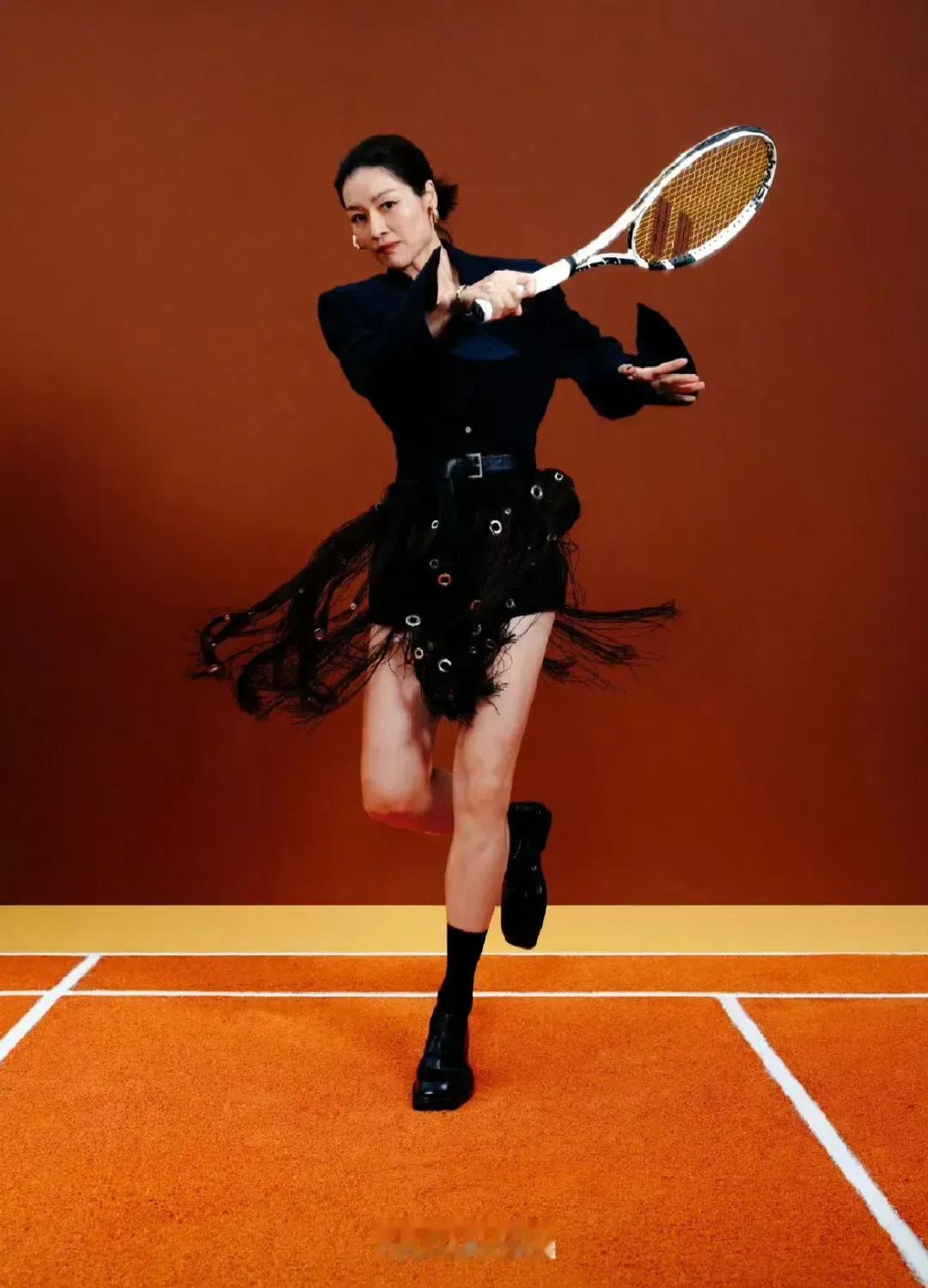 美有很多种形式，李娜穿着这套黑色西装流苏裙挥拍的瞬间，就特别美，有线条美，有动感