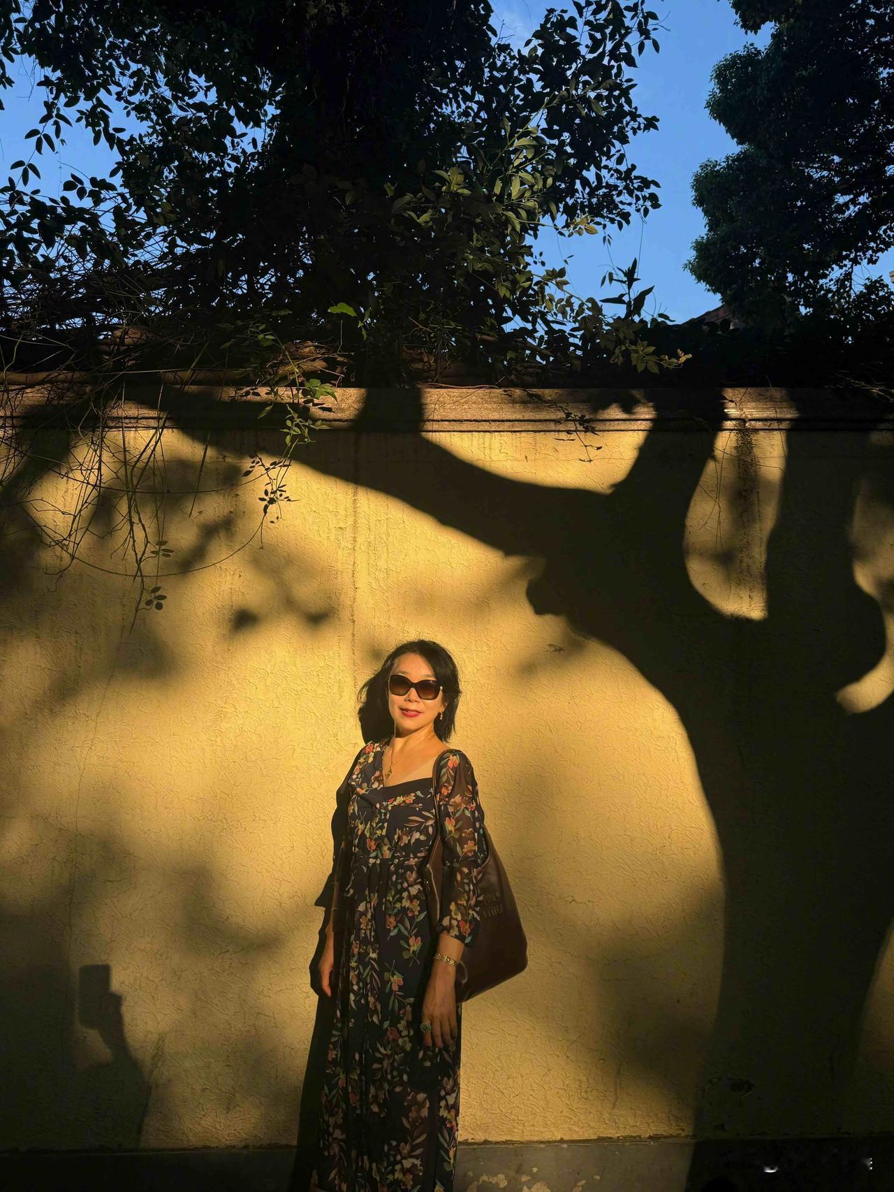 张馨予晒出跟妈妈一起逛街吃甜点的照片，并配文：闺蜜型母女的含金量还在上升 ​​​