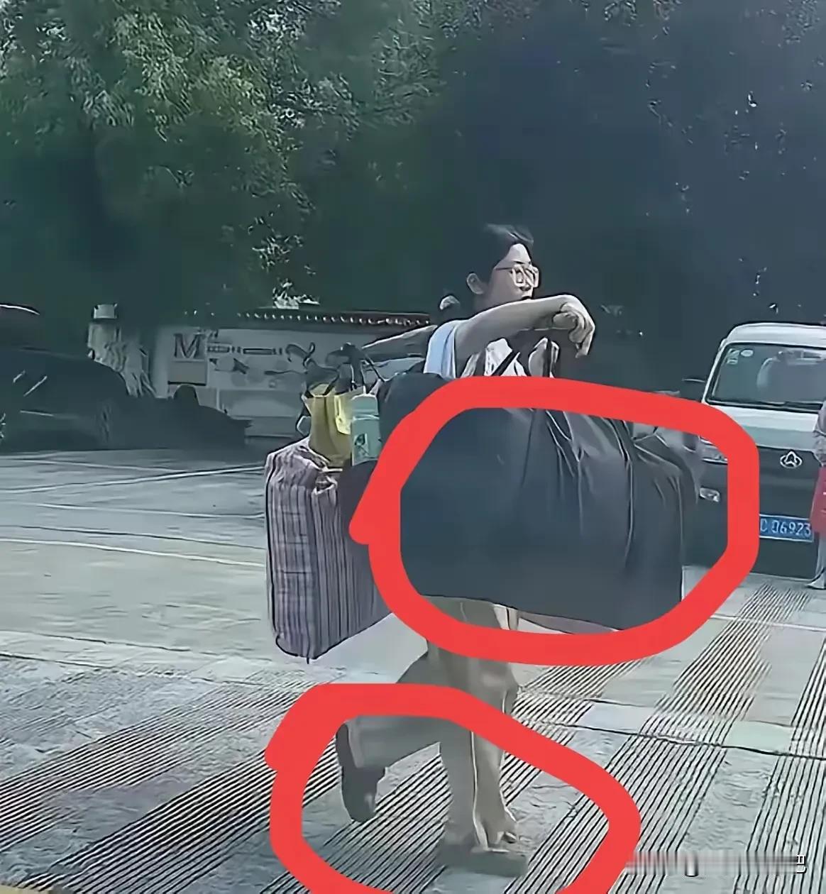 何谓强者？
我认为这位高考结束，
挑行李回家的女孩就是强者，

首先，第一步先放