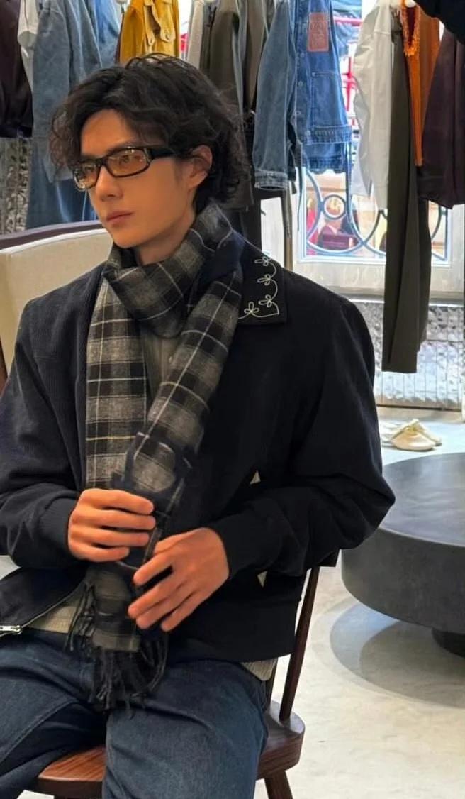 文艺片大男主即视感！
王一博 王一博巴黎时周 年轻的法拉利