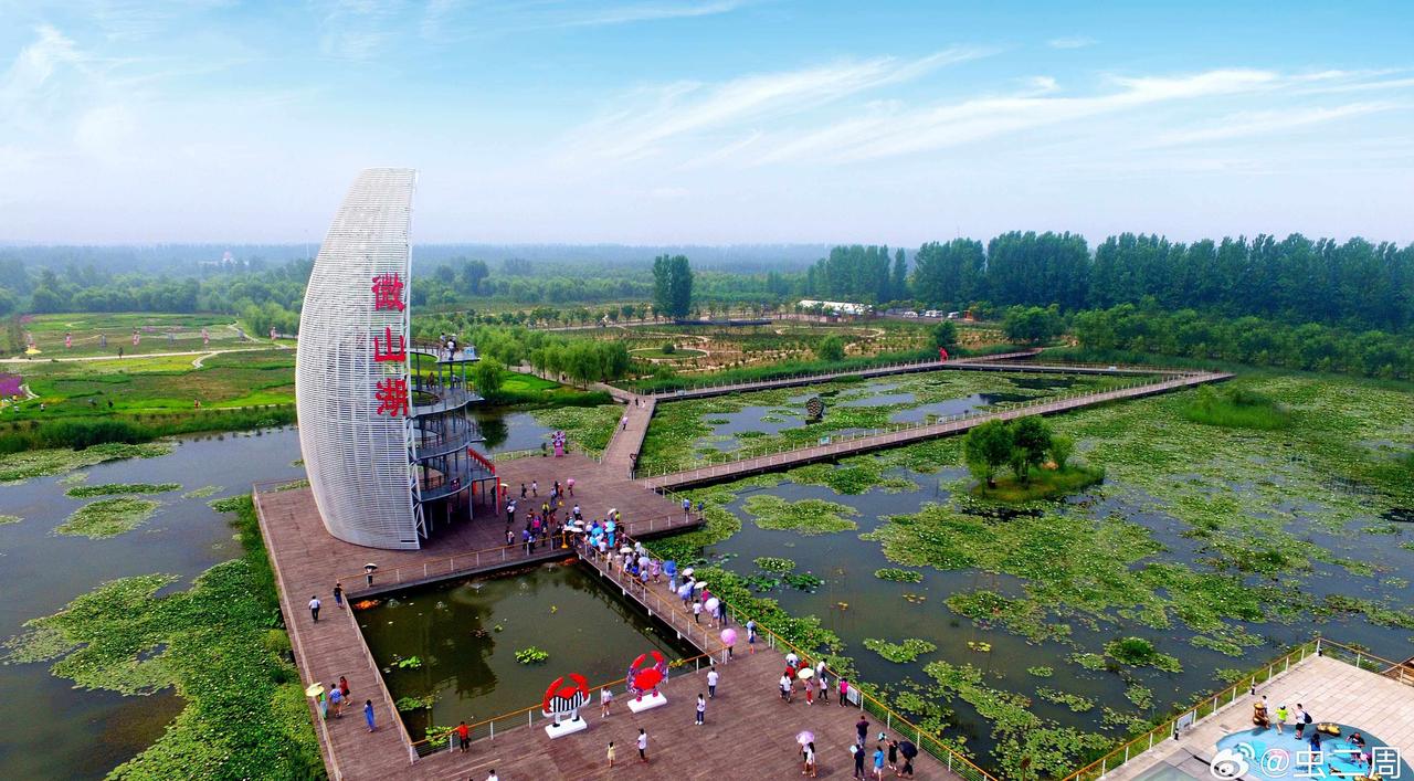 每次自驾回家，都会从南向北路过山东，山东的四车道高速公路开起来确实舒服，真的够宽
