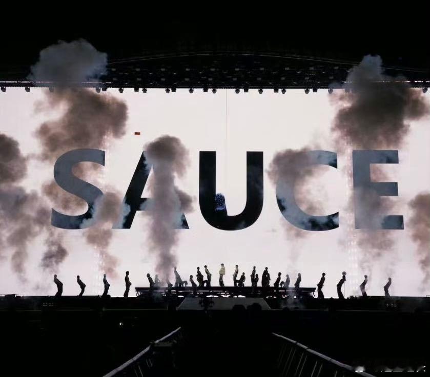 刘耀文带着他的45度军团来了谁懂刘耀文六周年演唱会这张图一下，带着他的45度军团