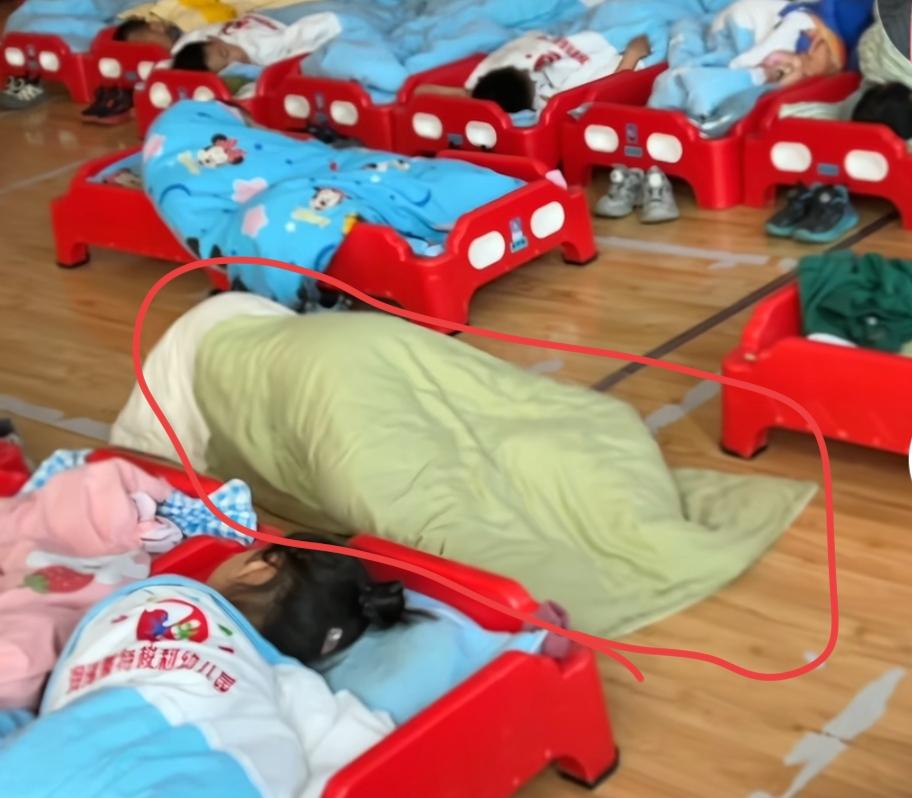 这孩子干什么？笑翻了网友们?
      这是一名幼儿园老师发出来的视频。中午小