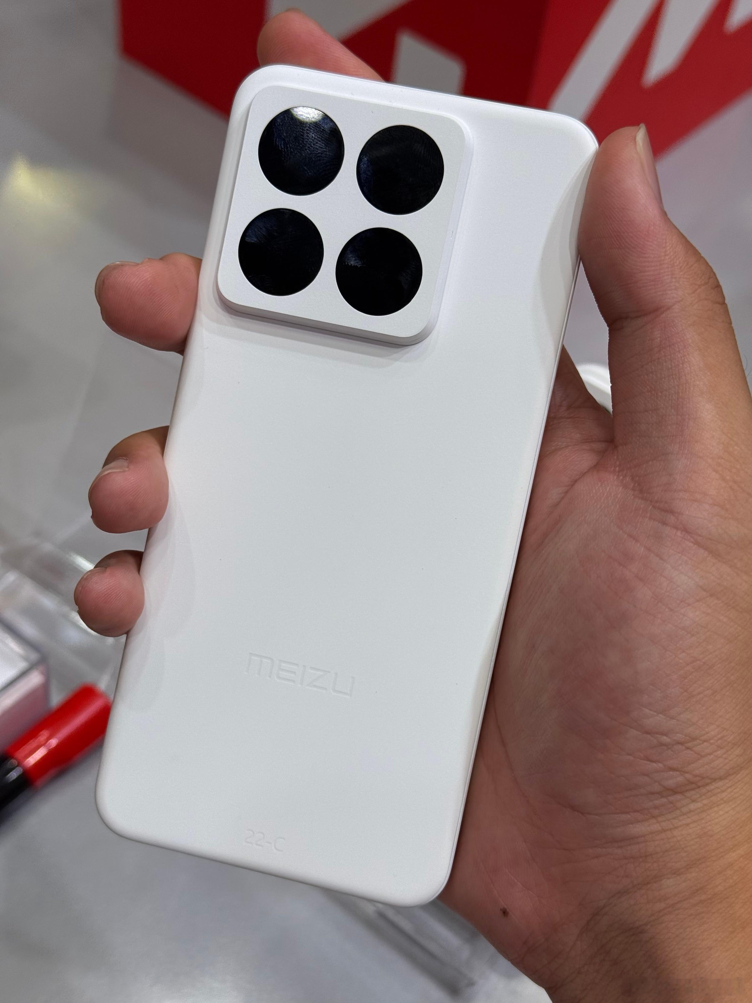 魅族22的影像是魅族迄今为止最强的，在小屏旗舰机里也算是不错的了，小伙伴们可以期