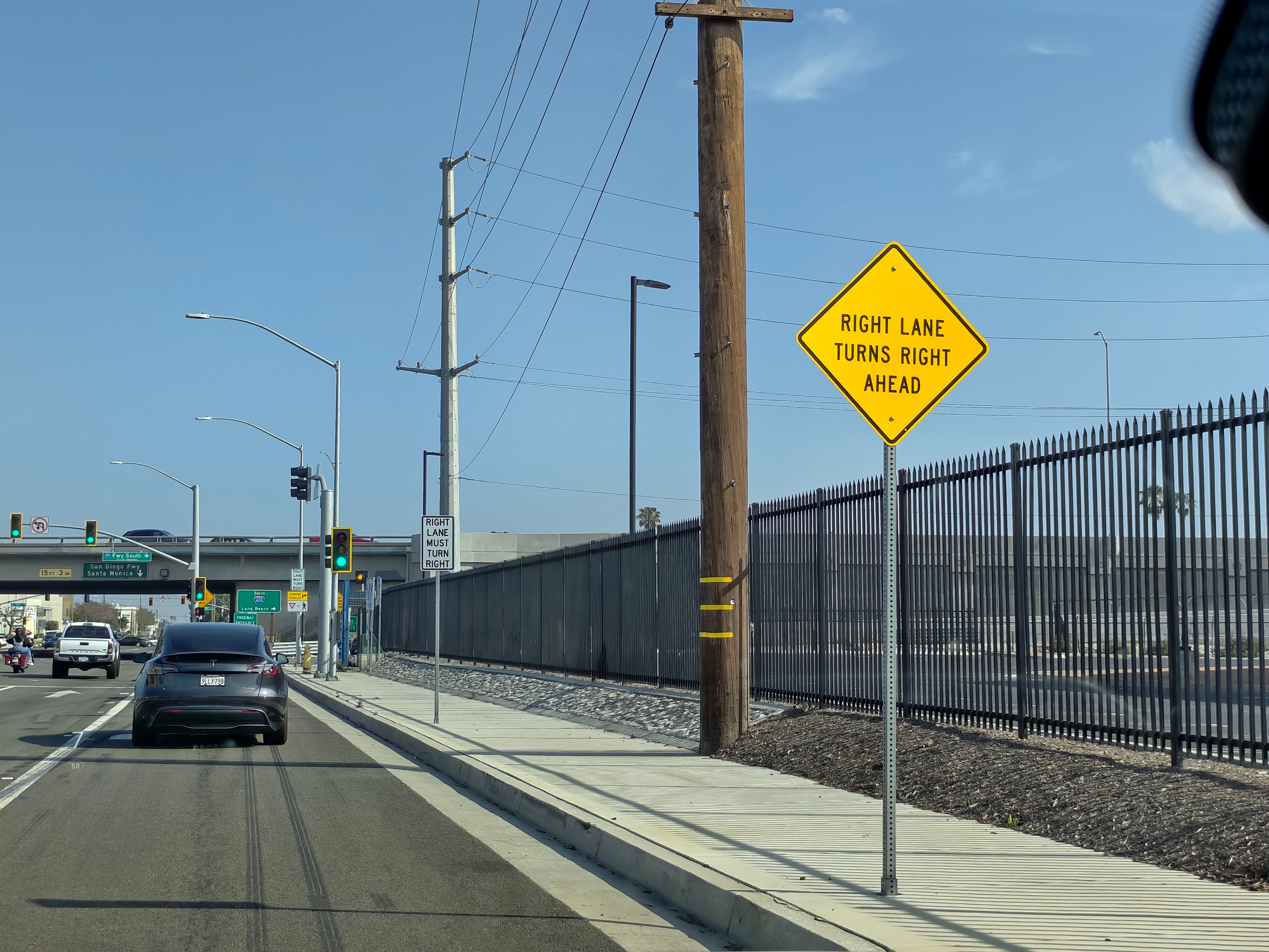 这次来 LA 留意到大量的这种右转就右转的路牌。这看起来是一句正确的废话，但这么