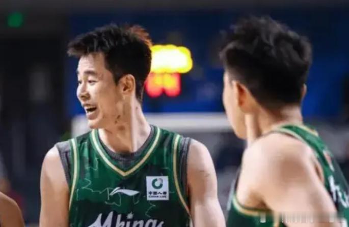 23分8助难救主，核心爆发却遭队友拖累  本赛季一开打，郭昊文的状态就相当在线，