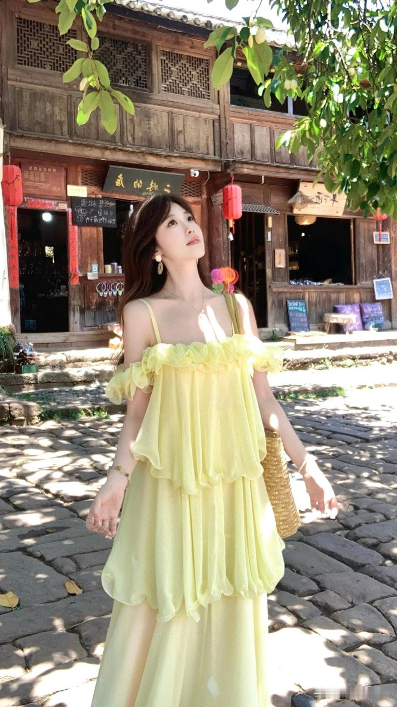 阳光下的黄色连衣裙，复古街头的浪漫时光。
