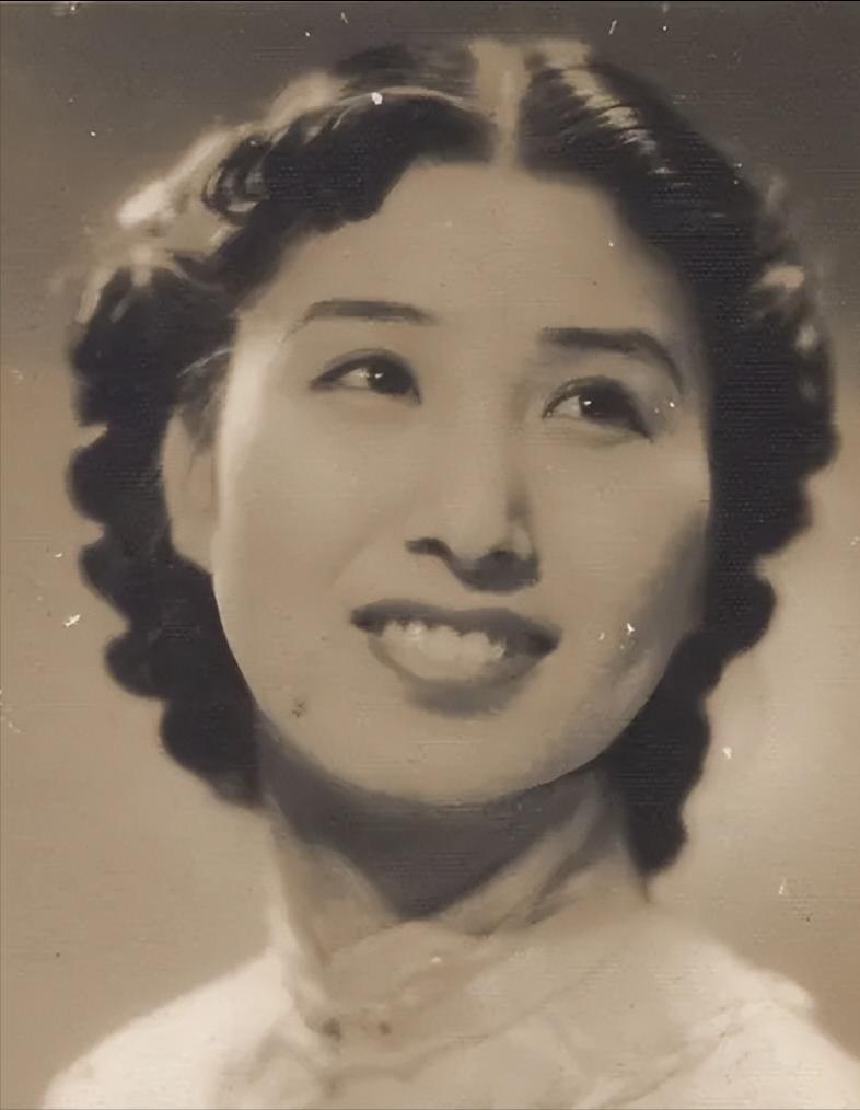 1940年深夜，郑苹如被押到小树林秘密处决，特务看她如此漂亮，实在不忍心下手，突