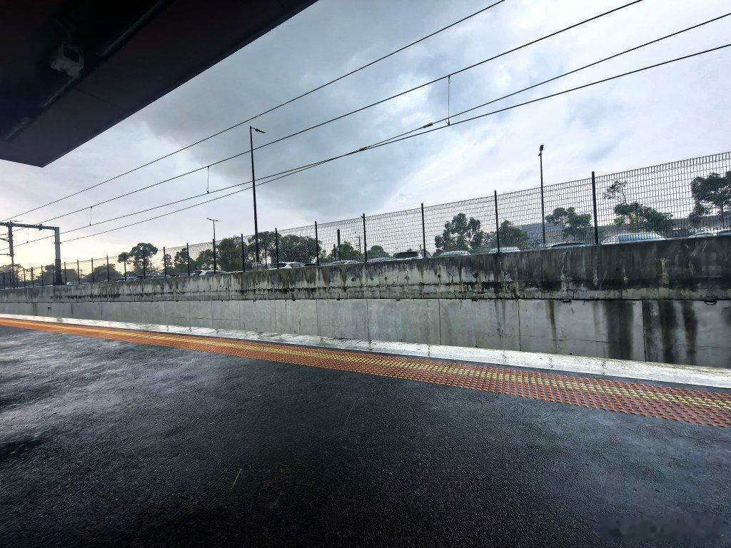 墨尔本下雷阵雨了，希望明天别下了，耽误我出去玩儿 