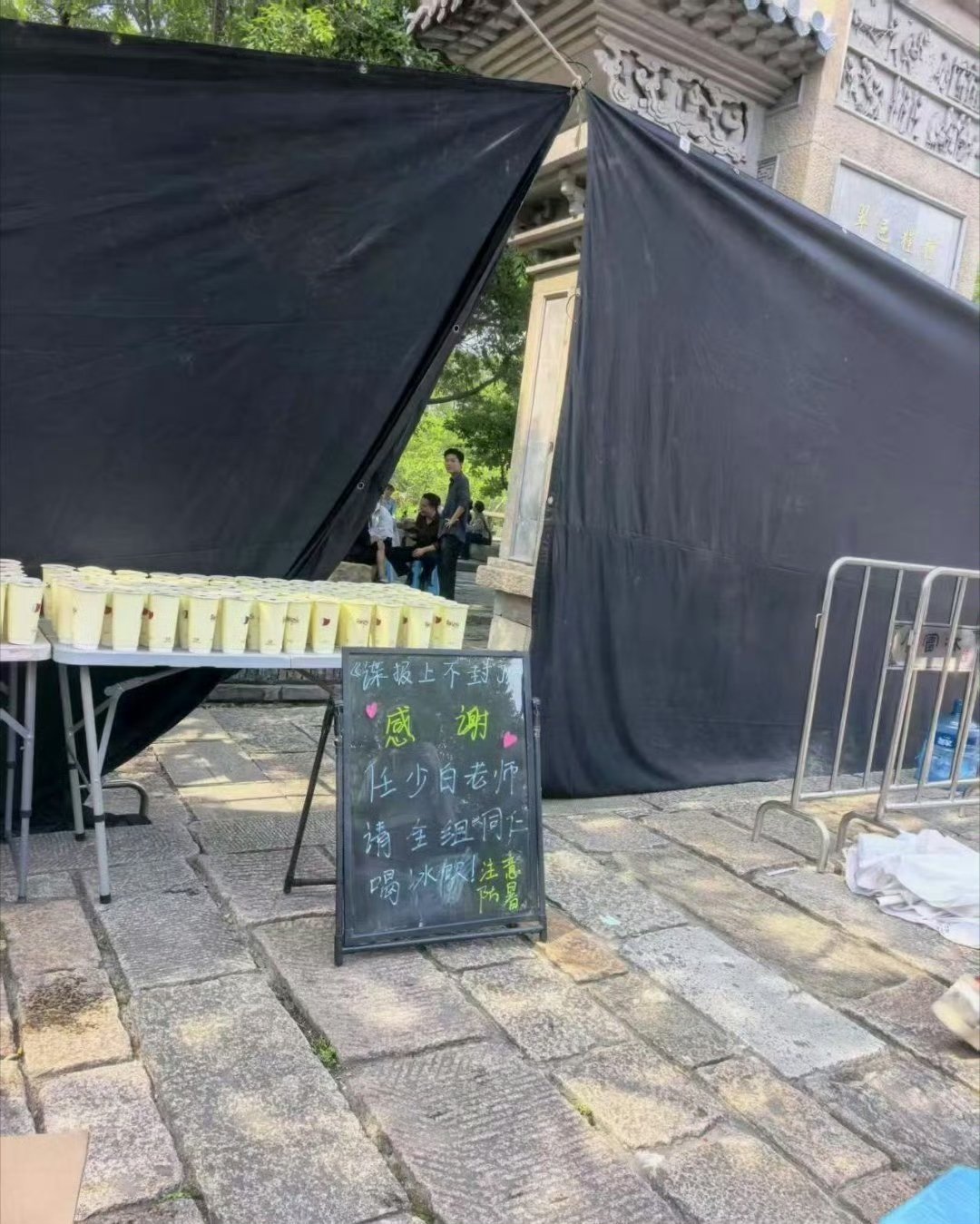 肖战请客谍报上不封顶 肖战又请客了🥹心软软连续两天请客肖战[超话]肖战请剧组喝