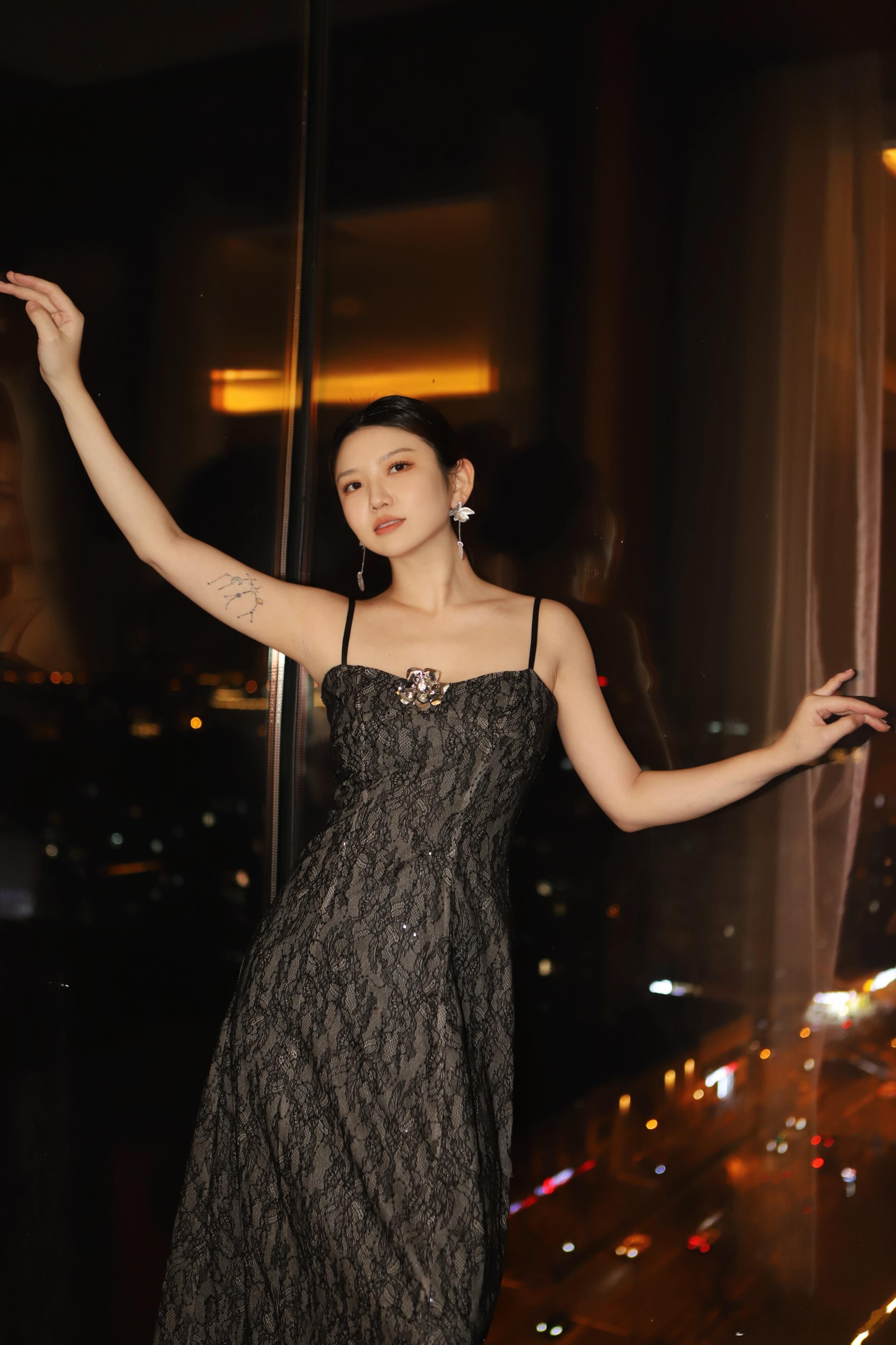 sasa的生活笔记  ｜👗OOTD｜引领都市潮流，摩登穿搭的无限可能⛓️双层蕾