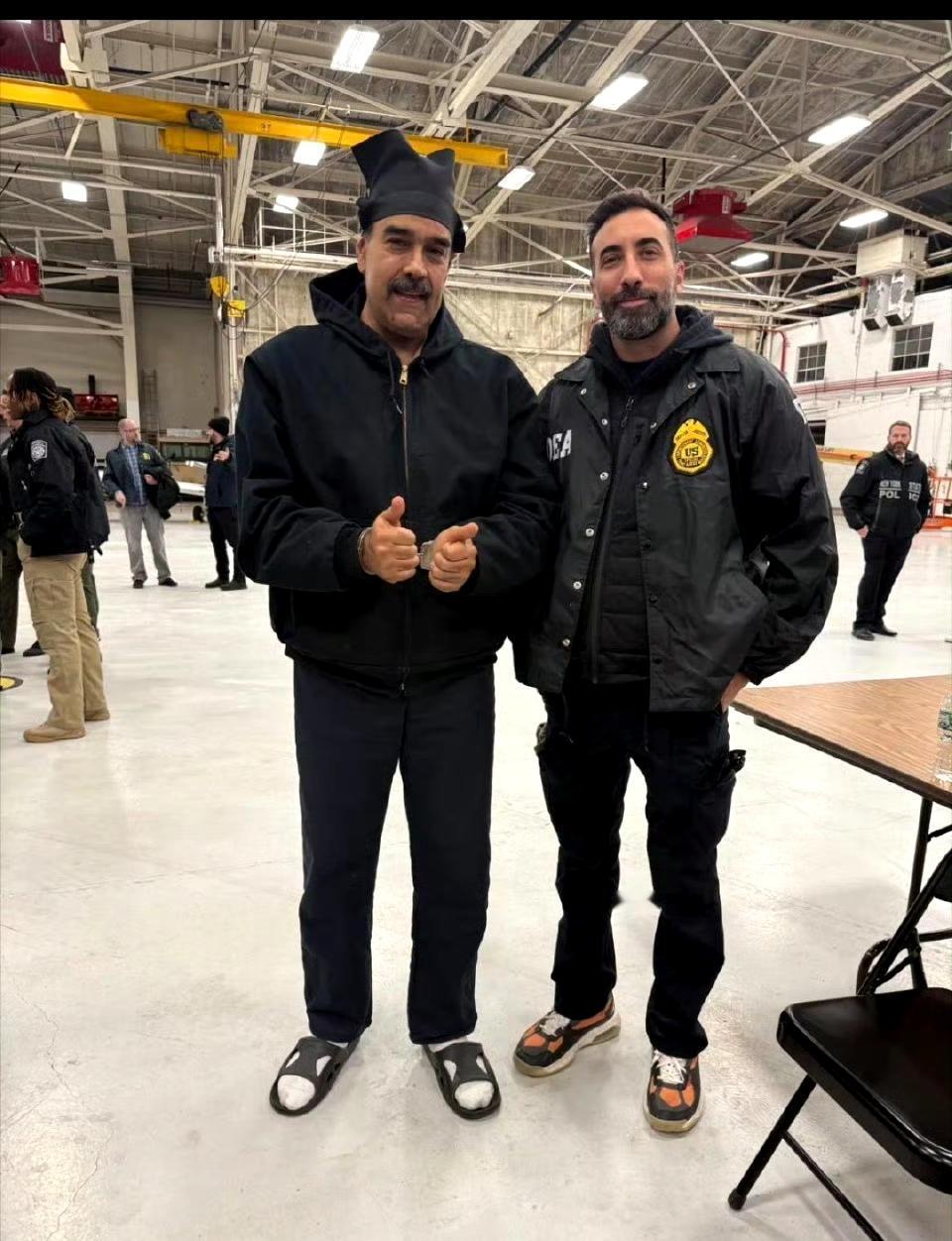 马杜罗与美国缉毒局人员合影的新照片

这是第几套衣服了？而且他为什么在笑？ ​​